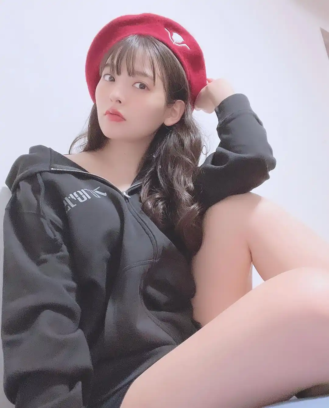 Sumire Uesaka shows off her thighs in new Insta photos