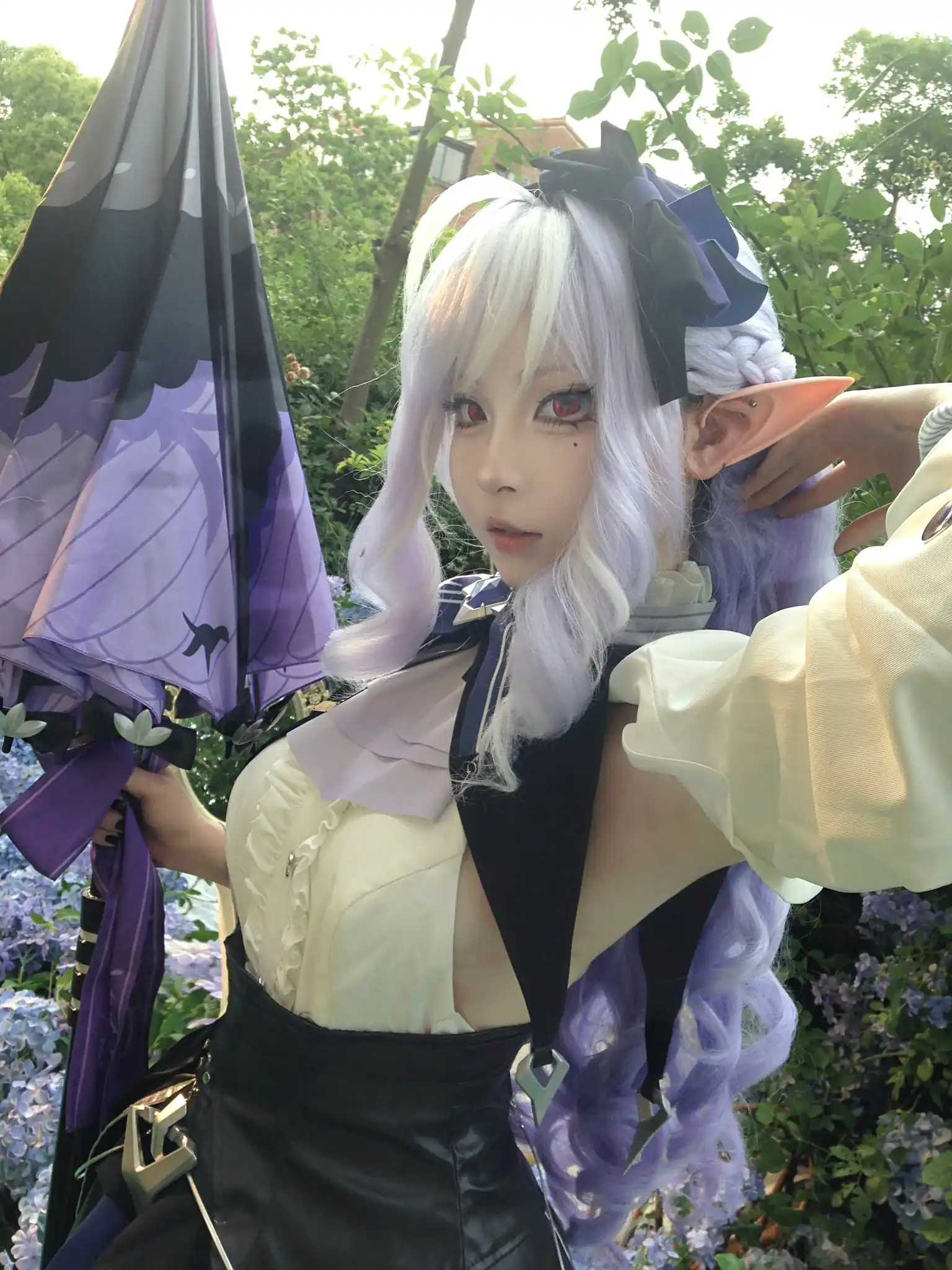 Vivian Cosplayer Gets Mosquito Bitten on Her Boobs