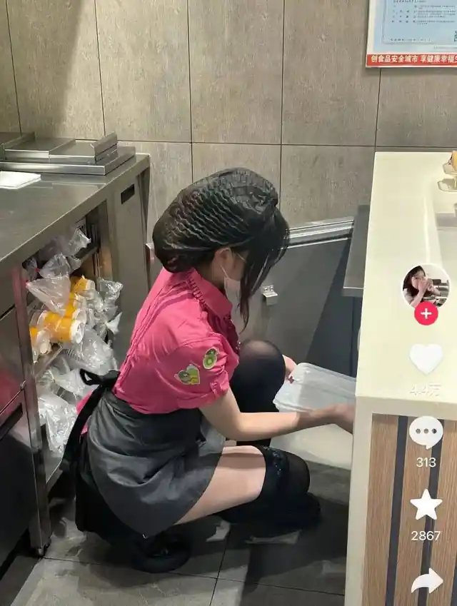 Funcionaria chinesa do mc donalds conquista internet com Fofura 2