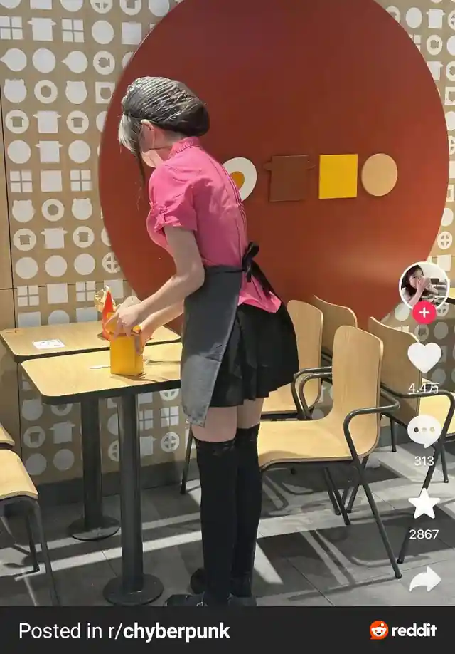 Funcionaria chinesa do mc donalds conquista internet com Fofura 3