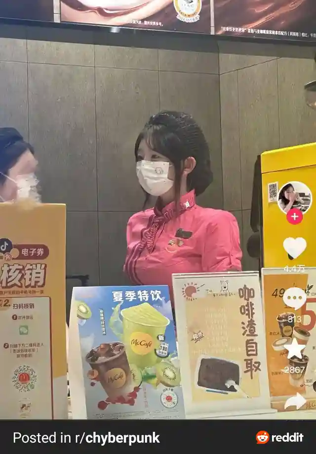 Funcionaria chinesa do mc donalds conquista internet com Fofura 4