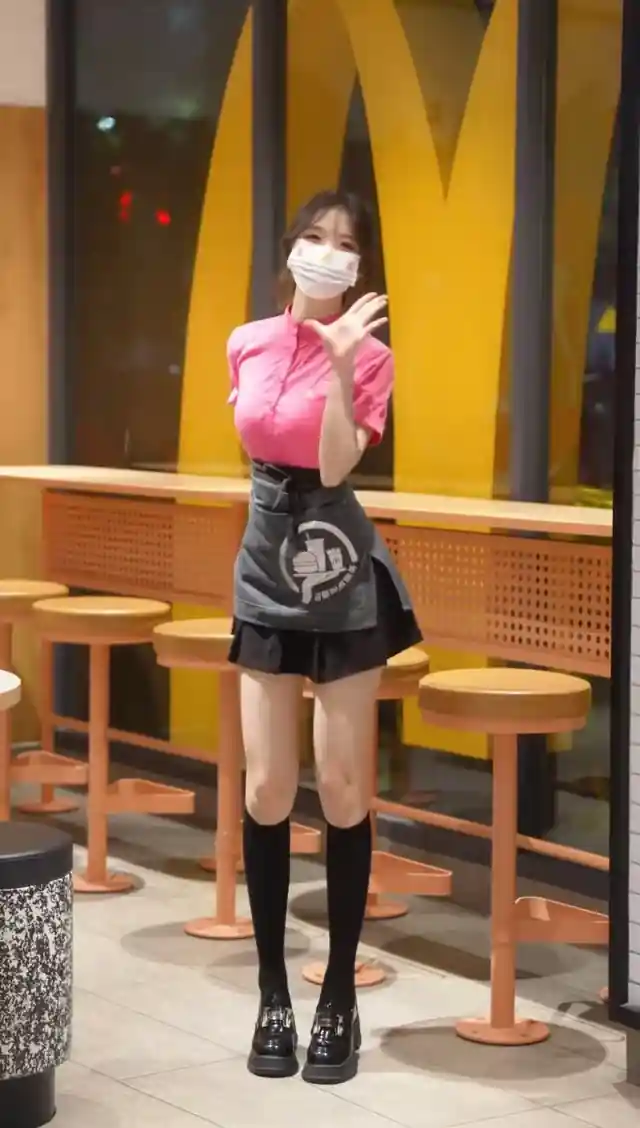 Funcionaria chinesa do mc donalds conquista internet com Fofura 5