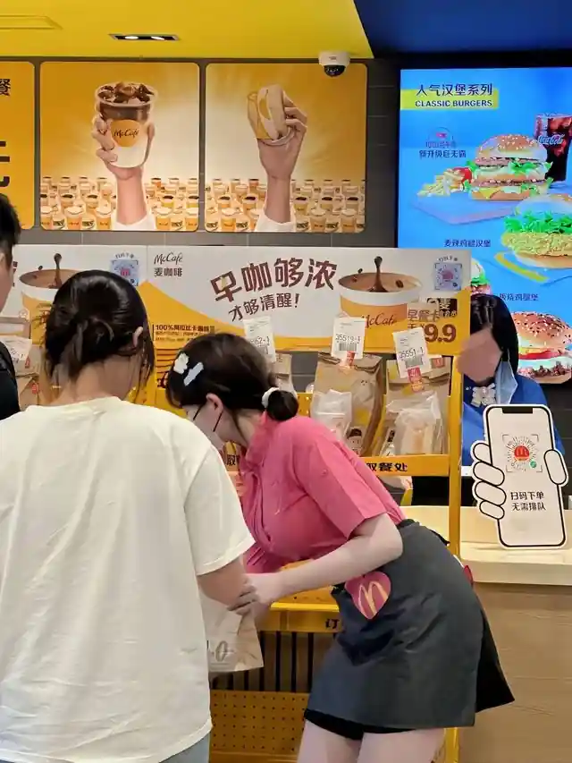 Funcionaria chinesa do mc donalds conquista internet com Fofura 6