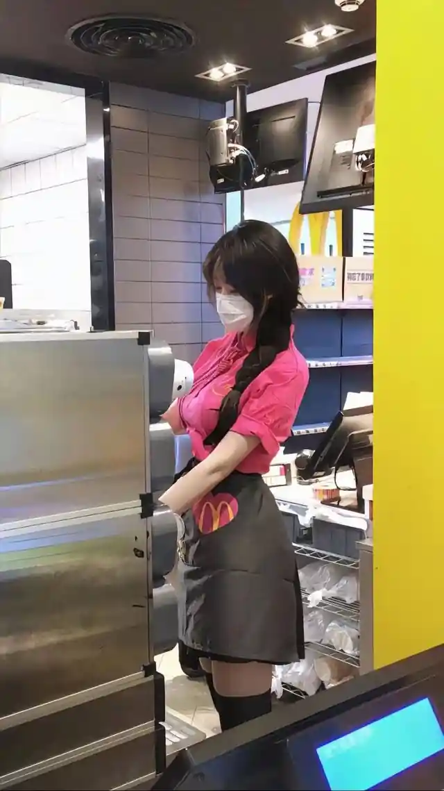 Funcionaria chinesa do mc donalds conquista internet com Fofura 7